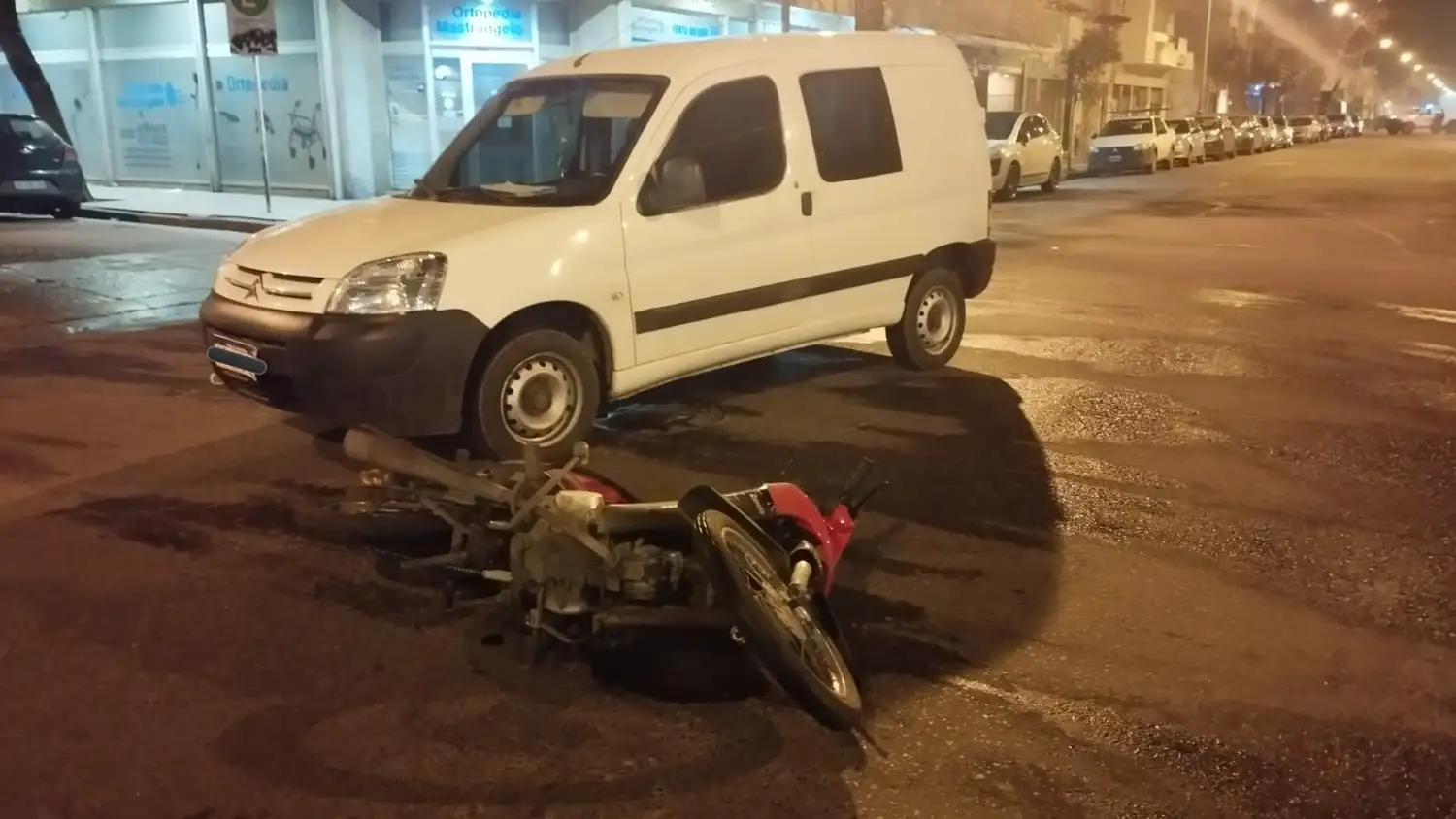 La mujer que se trasladaba en una moto Zanella fue llevada al HIGA por una fractura en la pierna derecha.