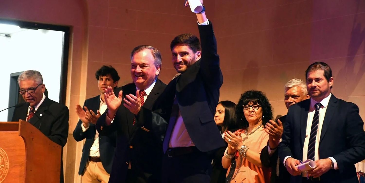 Mirada a cámara y aplausos, de Pullaro y Michlig respectivamente. En política las buenas fotos hablan. Crédito: Guillermo Di Salvatore.