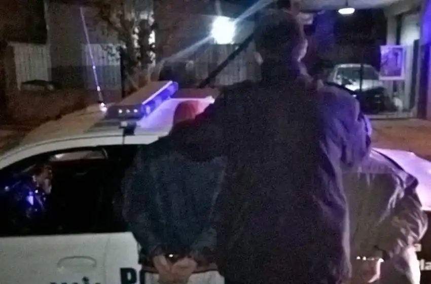 Los detuvieron por golpear a un hombre con una piedra para robarle