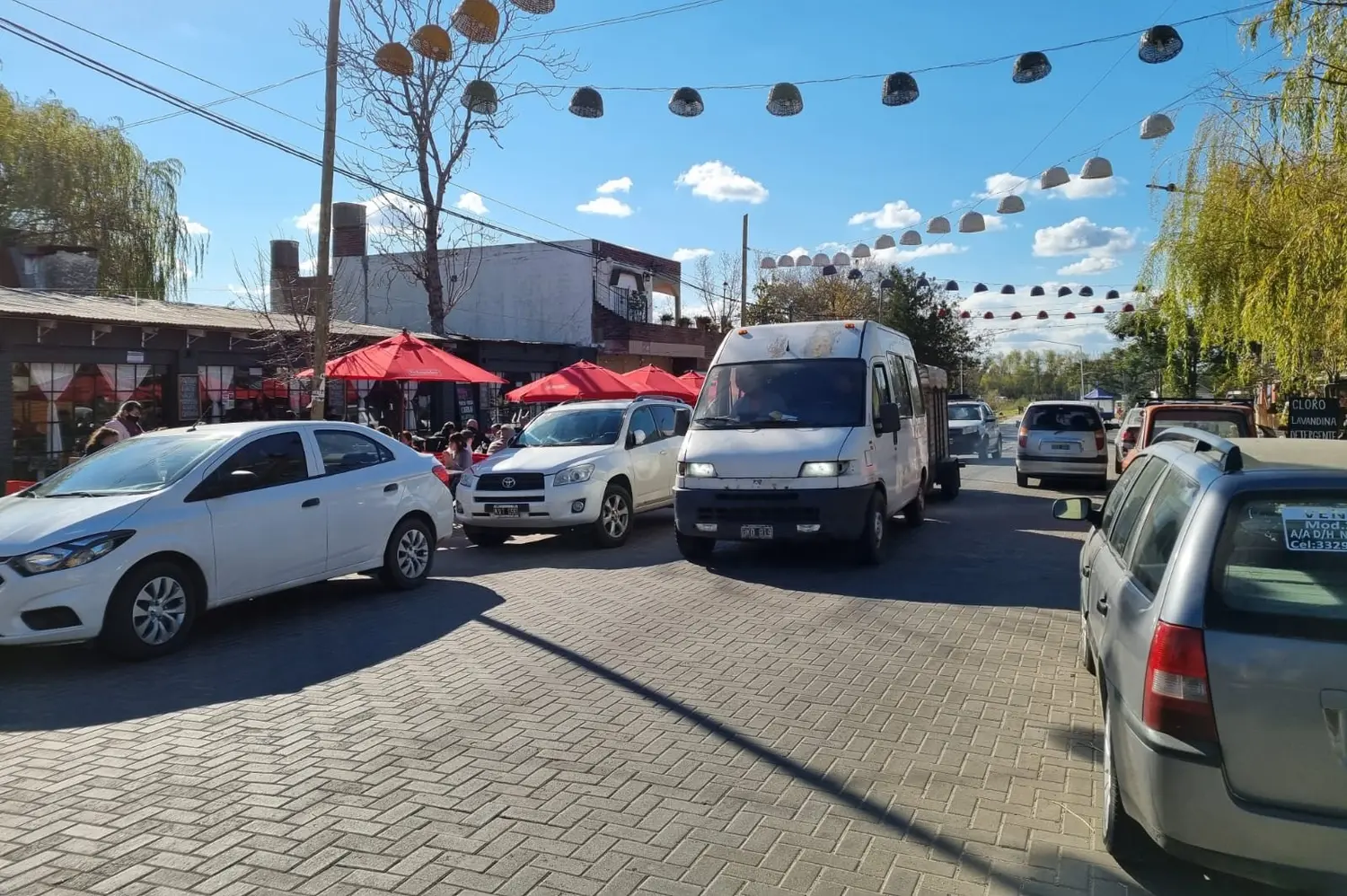La primera cuadra de 11 de Septiembre, con tránsito colapsado por el estacionamiento en ambas manos.