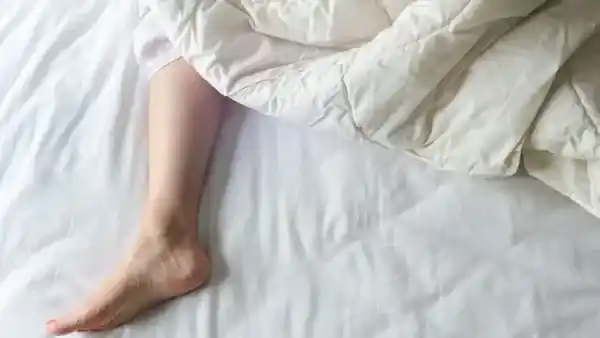 ¿Qué dignifica dormir con un pie afuera de las sábanas?