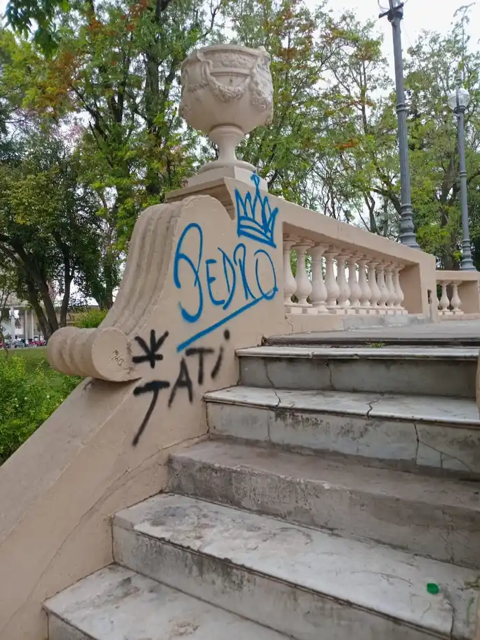 Daños en la retreta: la Plaza Constitución volvió a ser blanco de pintadas