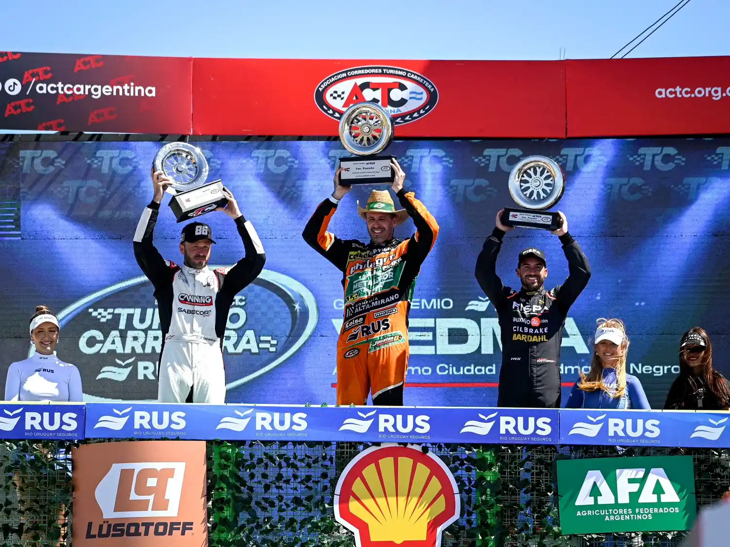 Castellanos festeja en lo alto del podio en la capital rionegrina.