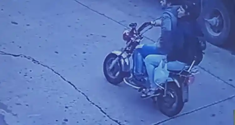 Identifican a delicuentes que robaron dinero de una camioneta de reparto afuera de un supermercado