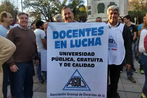 Docentes universitarios entrerrianos continúan el paro