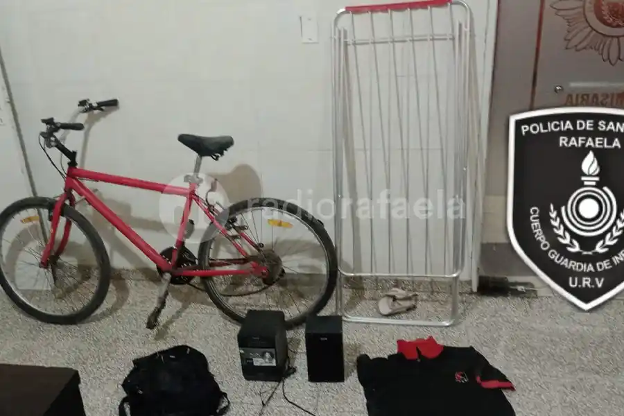 ¿Otro ciruja? Lo atraparon con un tender, un parlante y una bicicleta, pero nada era suyo