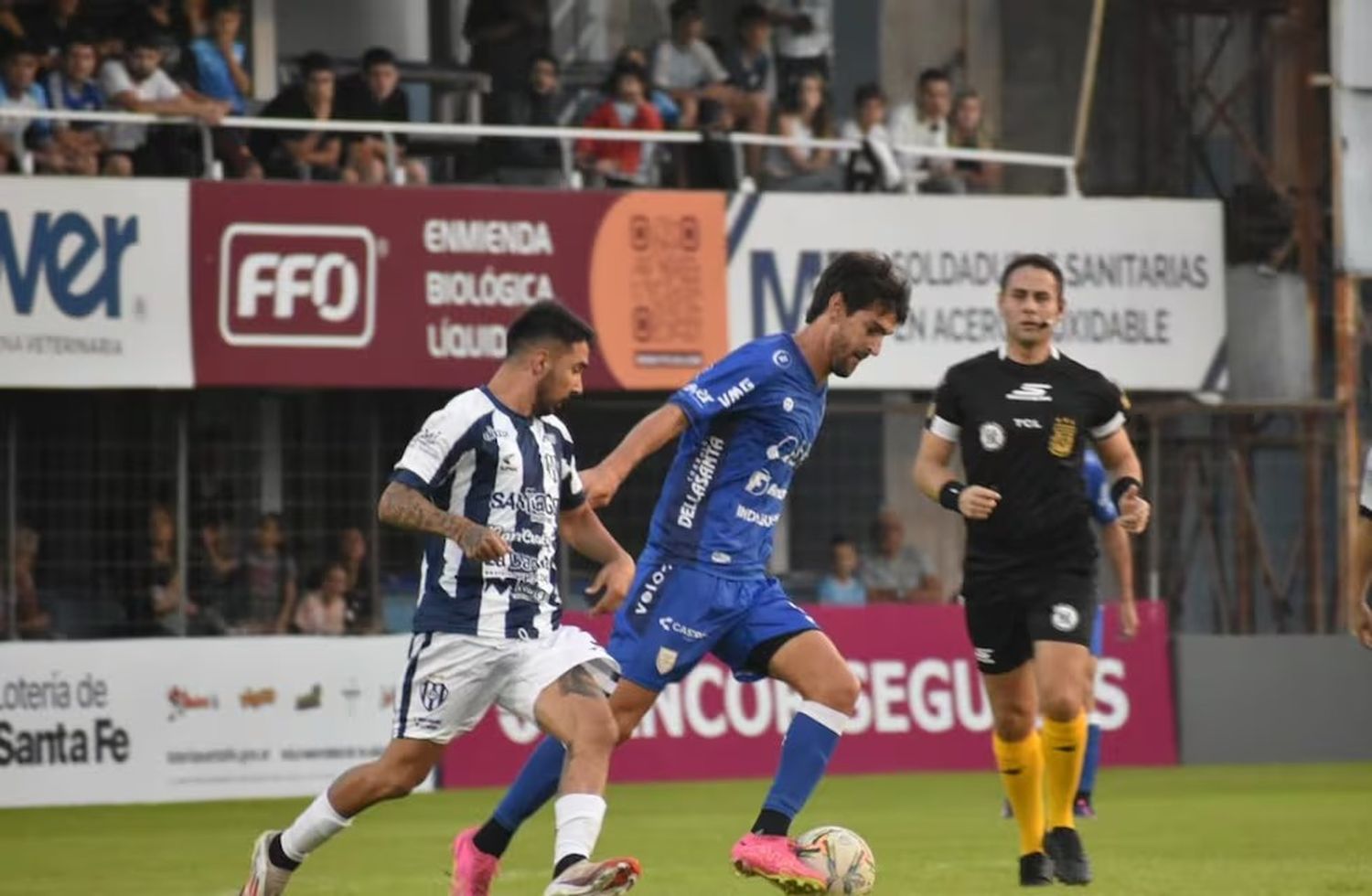 Atlético ganó en casa y queda solo en la punta