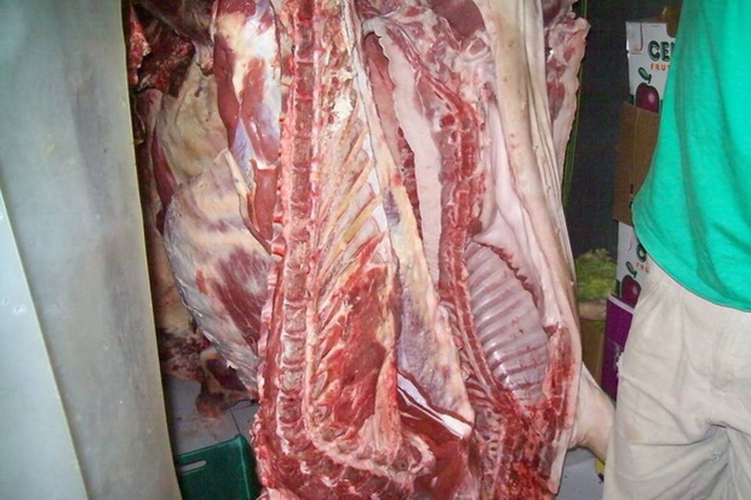 Los vecinos lo vieron bajar carne ilegal y llamaron a la Policía