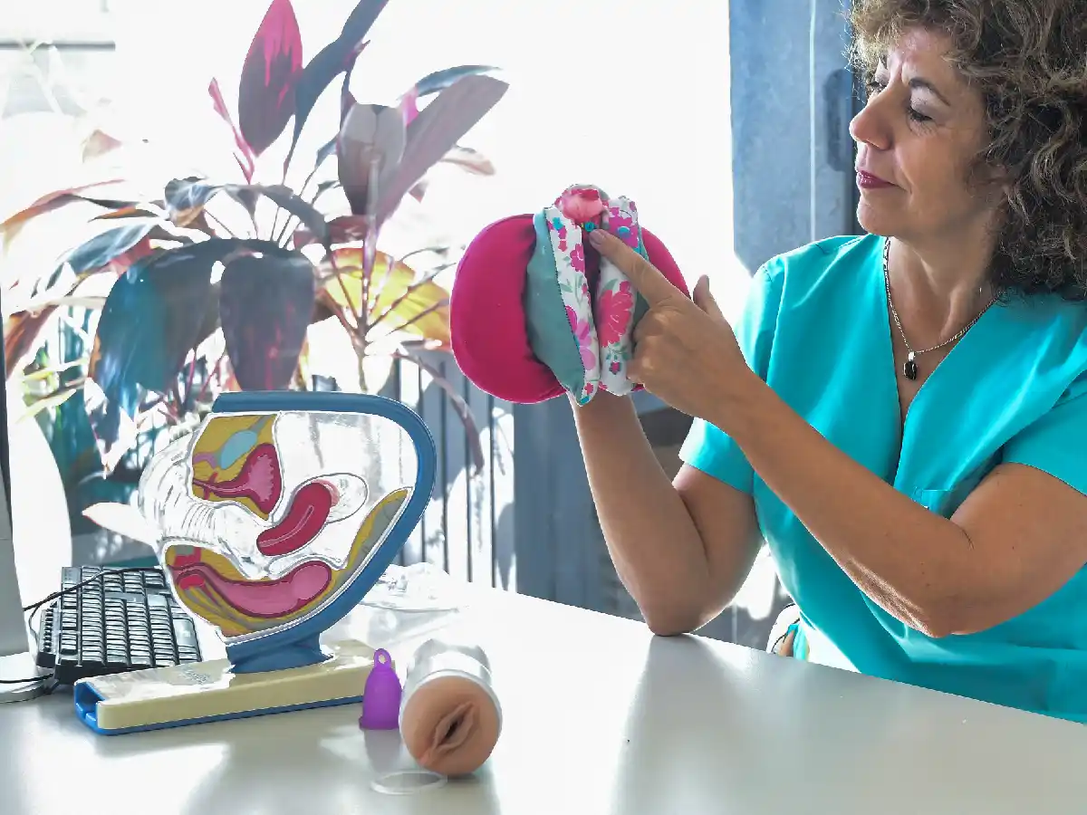 "Es hora de hablar de un tema tabú", afirma la médica influencer  que desmitifica la menopausia  