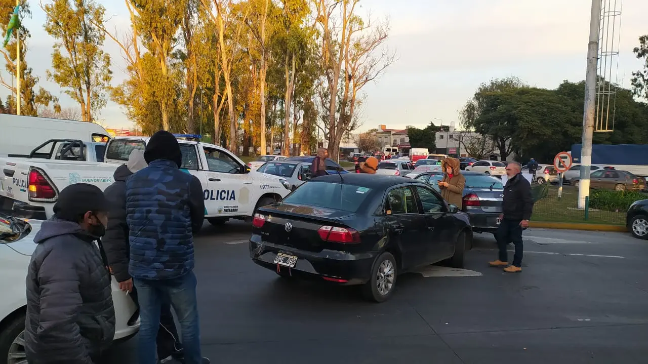 Remiseros cortaron la bajada de la autopista Buenos Aires- La Plata: Reclaman vacunas y eximiciones de pago