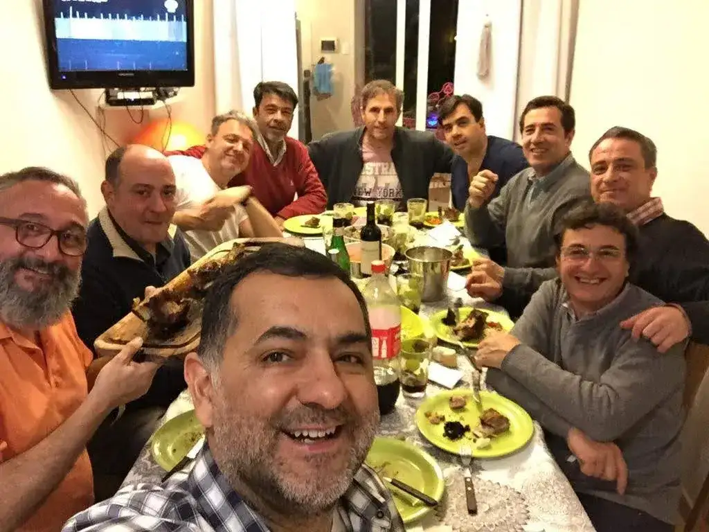 Sergio Atra (Ramonetor), Juan López de Armentia (El Melli), Guillermo Morondo (Moroco); Gabriel Bayerque (El Chimpa), Horacio Sánchez (Almácigo), José María Gascue (Pucho), Juan Sainz (El Gallego), Pablo Cocola (Capocha), Gustavo Gómez (El Abuelo) y, en primer plano, Gabriel Rolando (El Rolo).