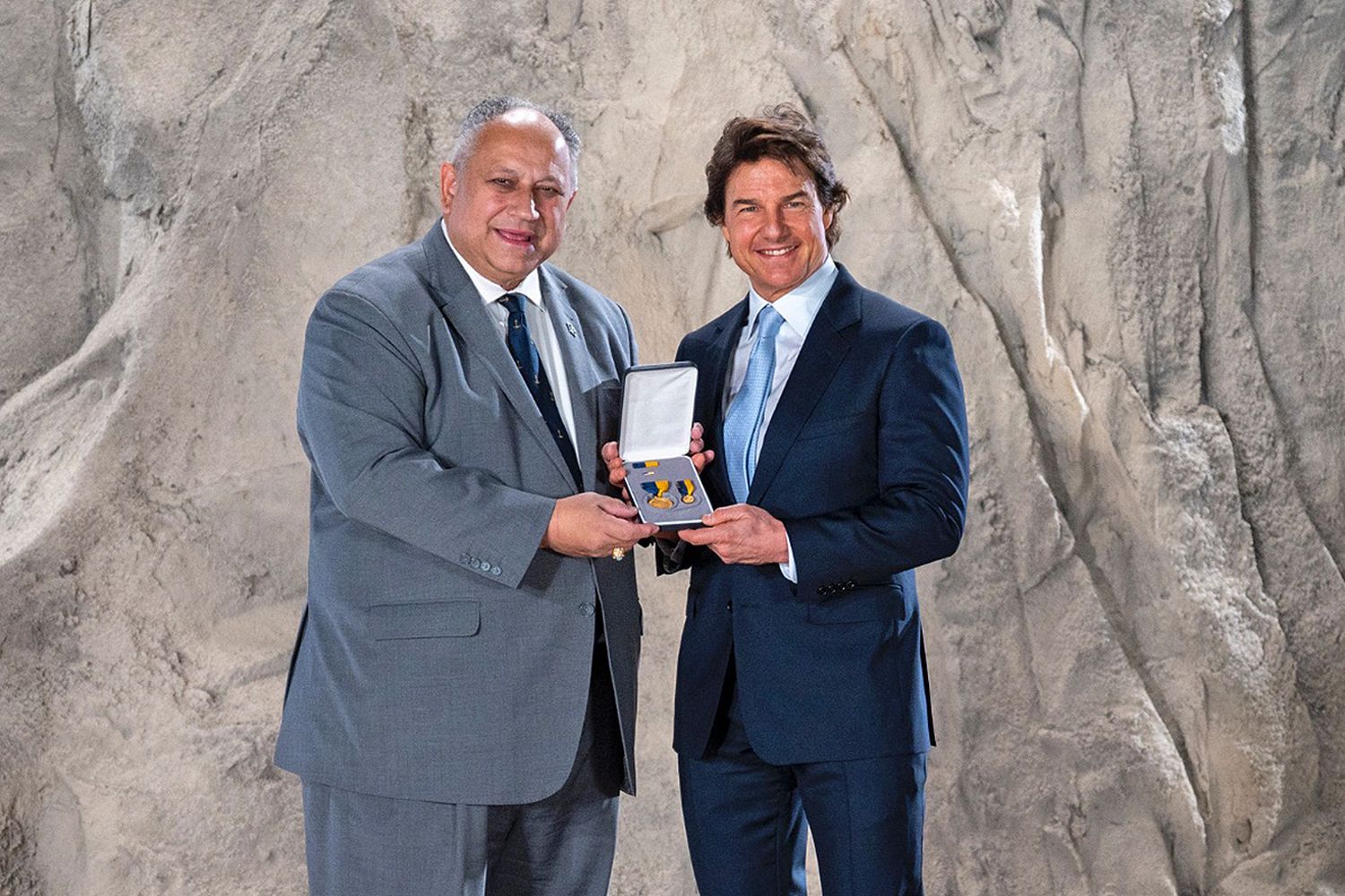 «They’re called orders, Mav»: Tom Cruise Receives Distinguished Public Service Medal from US Navy