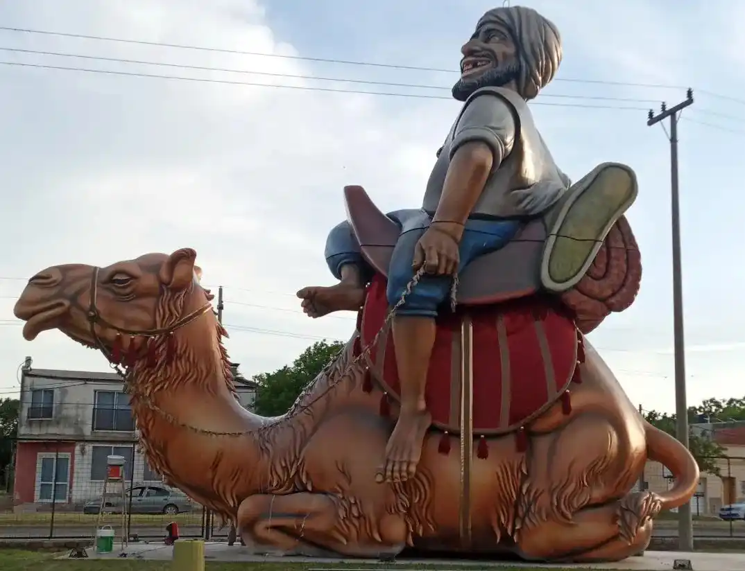 Qué harán con la escultura del camello que fue destrozada por la tormenta