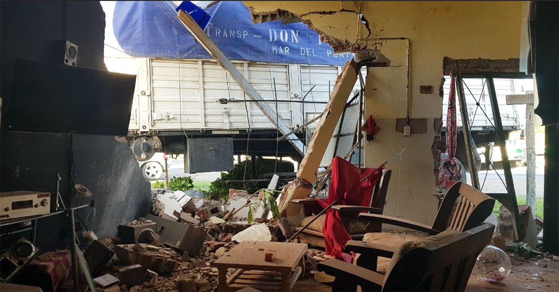 Acoplado se soltó de un camión y se metió adentro de una casa