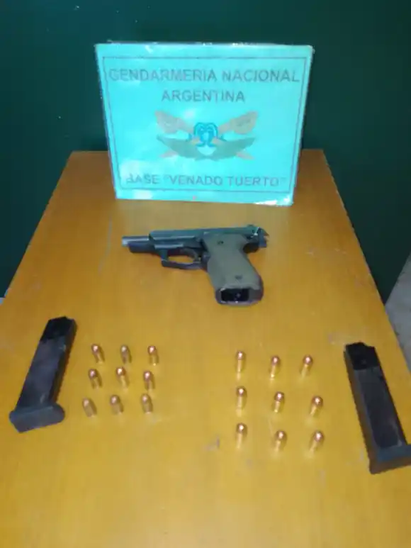 Trasladaba ilegalmente un arma de fuego y municiones