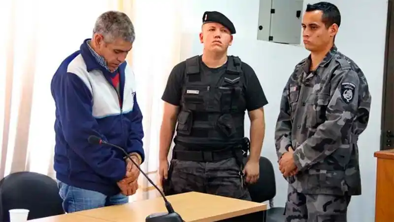 Como no pudo apuñalar a su pareja, arrojó al niño en un tacho con agua hirviendo