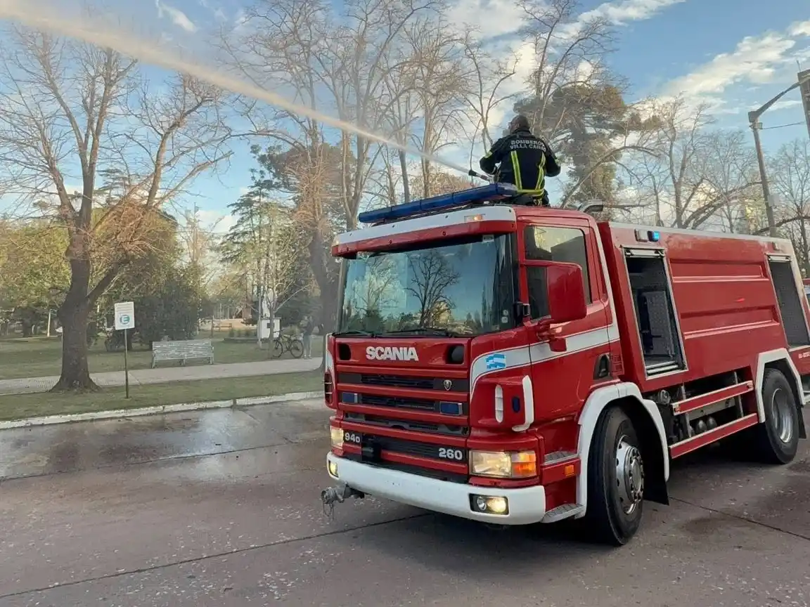 La autobomba, recién llegada, frente al cuartel. Foto: Bomberos de Villa Cañás.