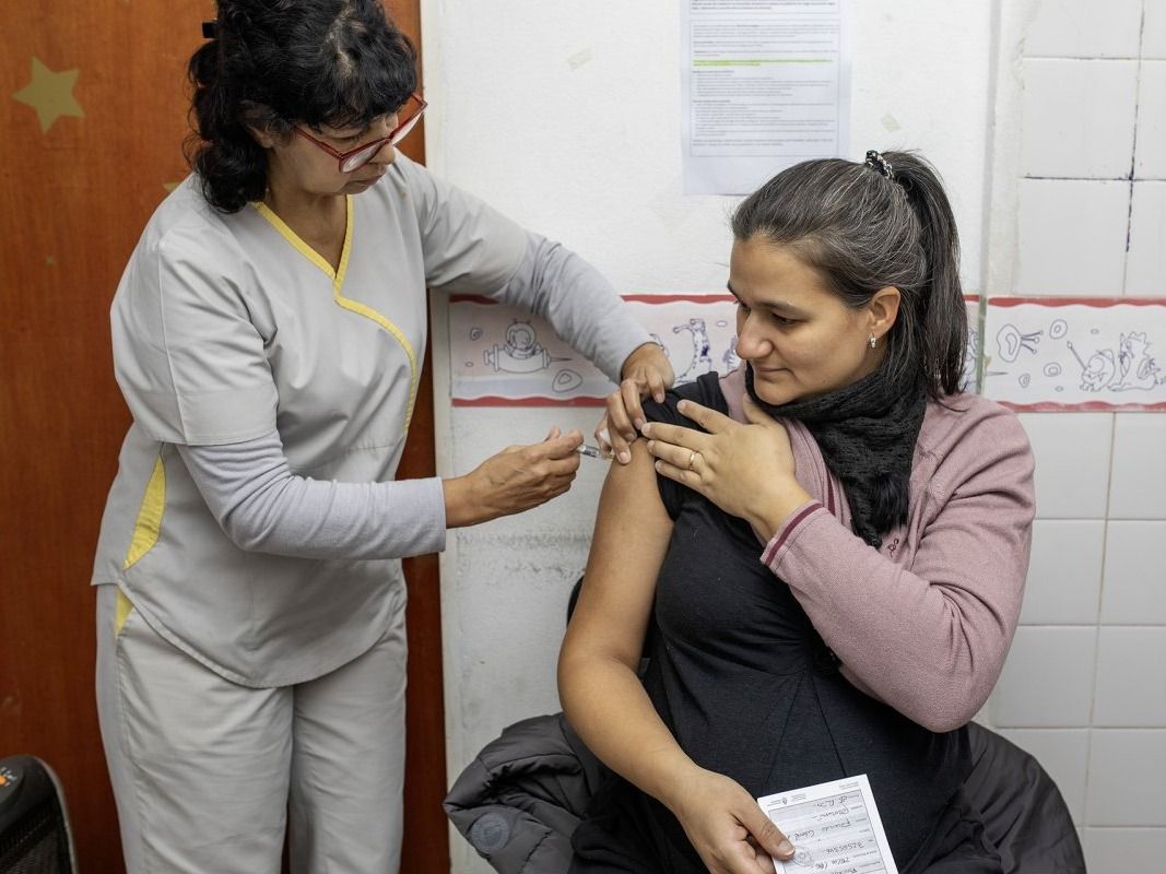 Embarazadas entre las 32 y 36 semanas pueden vacunarse contra el Virus Sincicial Respiratorio en todos los CAPS