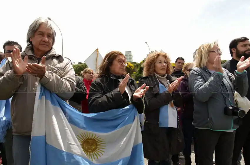 Familiares de tripulantes, entre la esperanza y la desesperación
