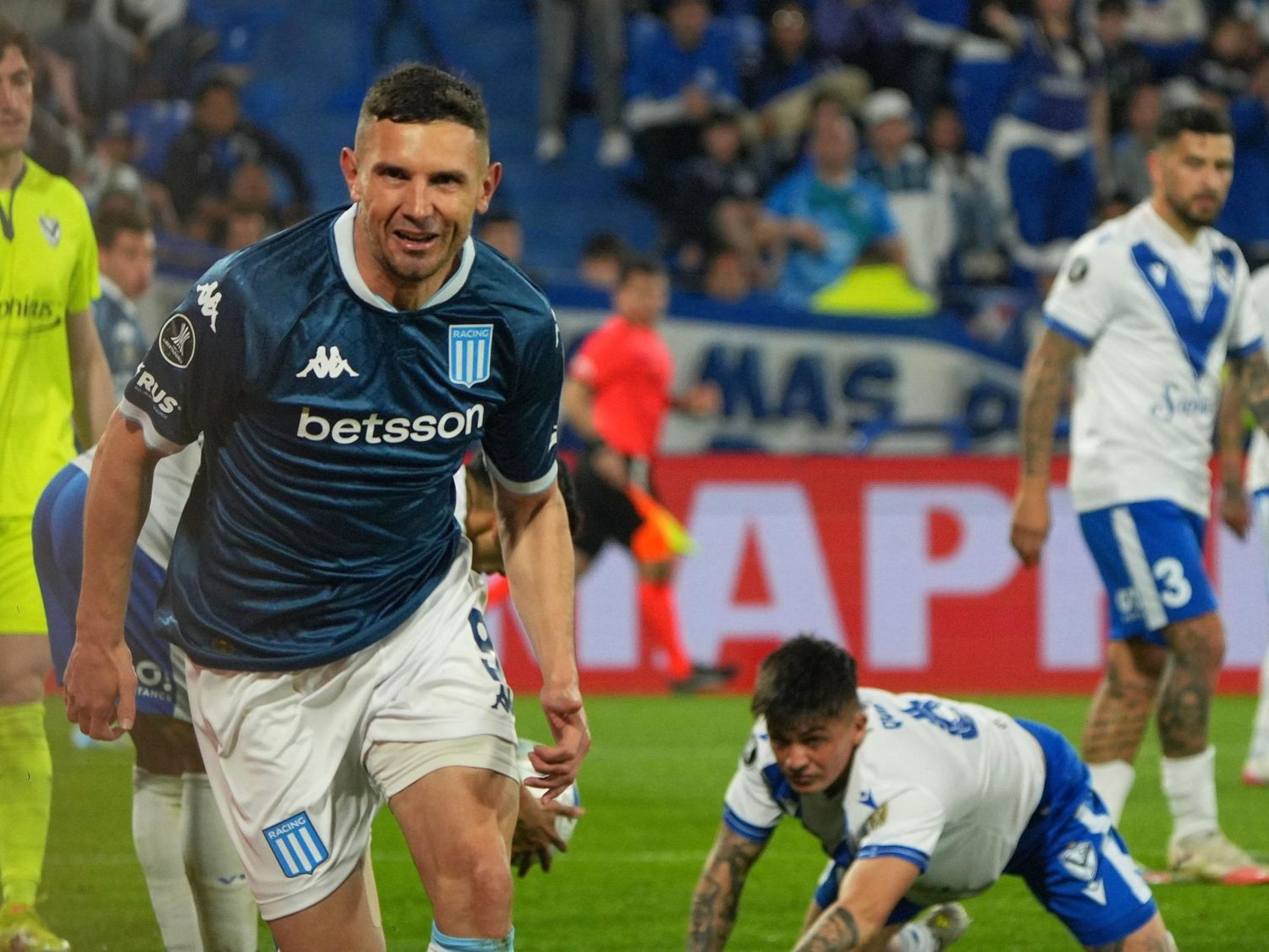 Racing sacó ventaja en un partido con polémicas