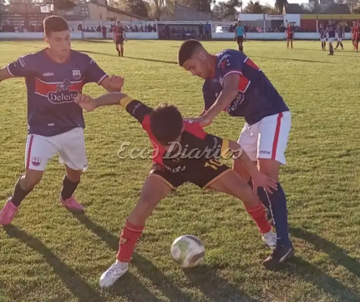 El jugador dulcense cubre la pelota, ante la marca de Dana y Fiscina