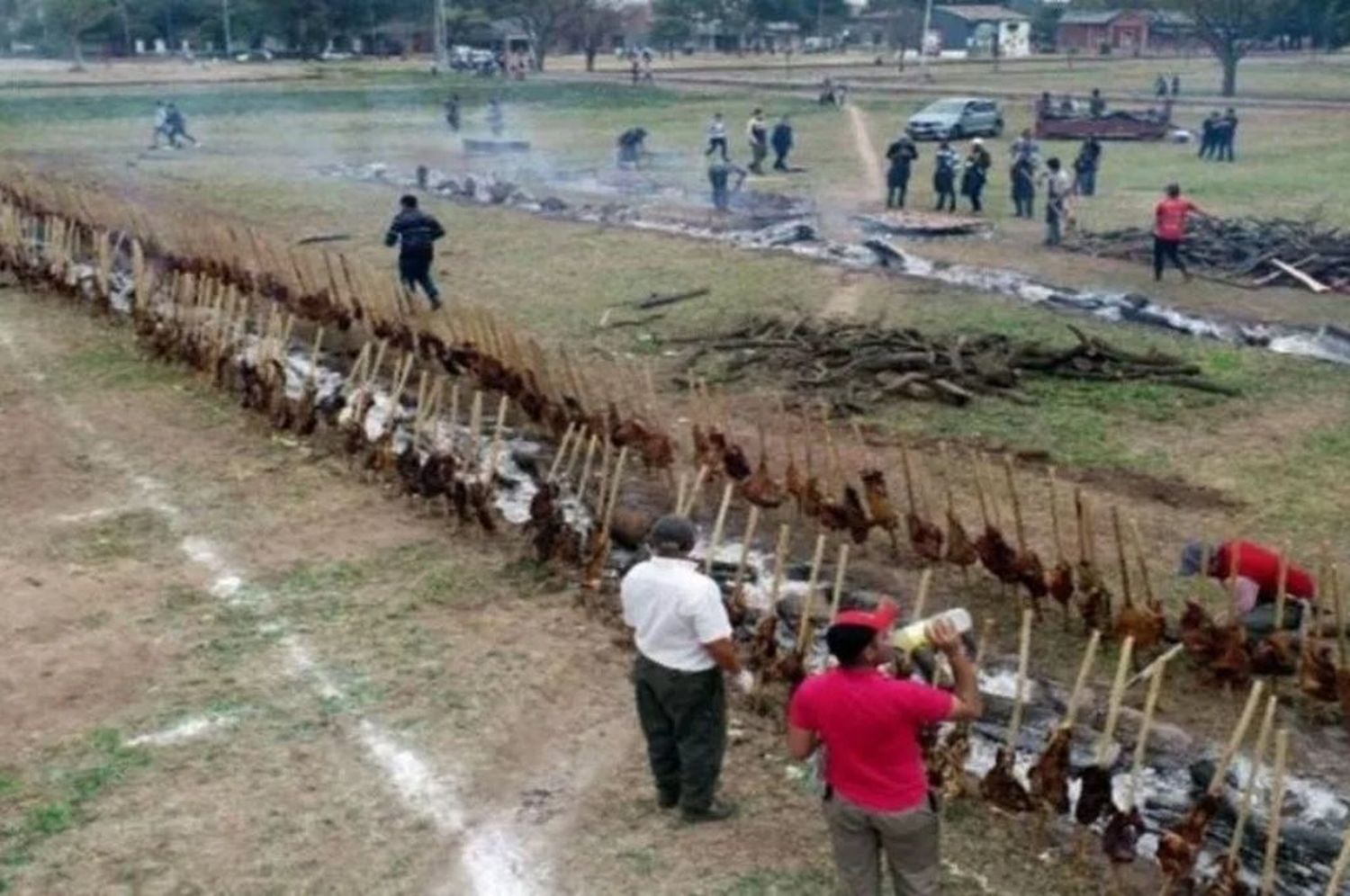 Celebración en tiempos de pandemia en Campo Largo: asado para todos por delivery