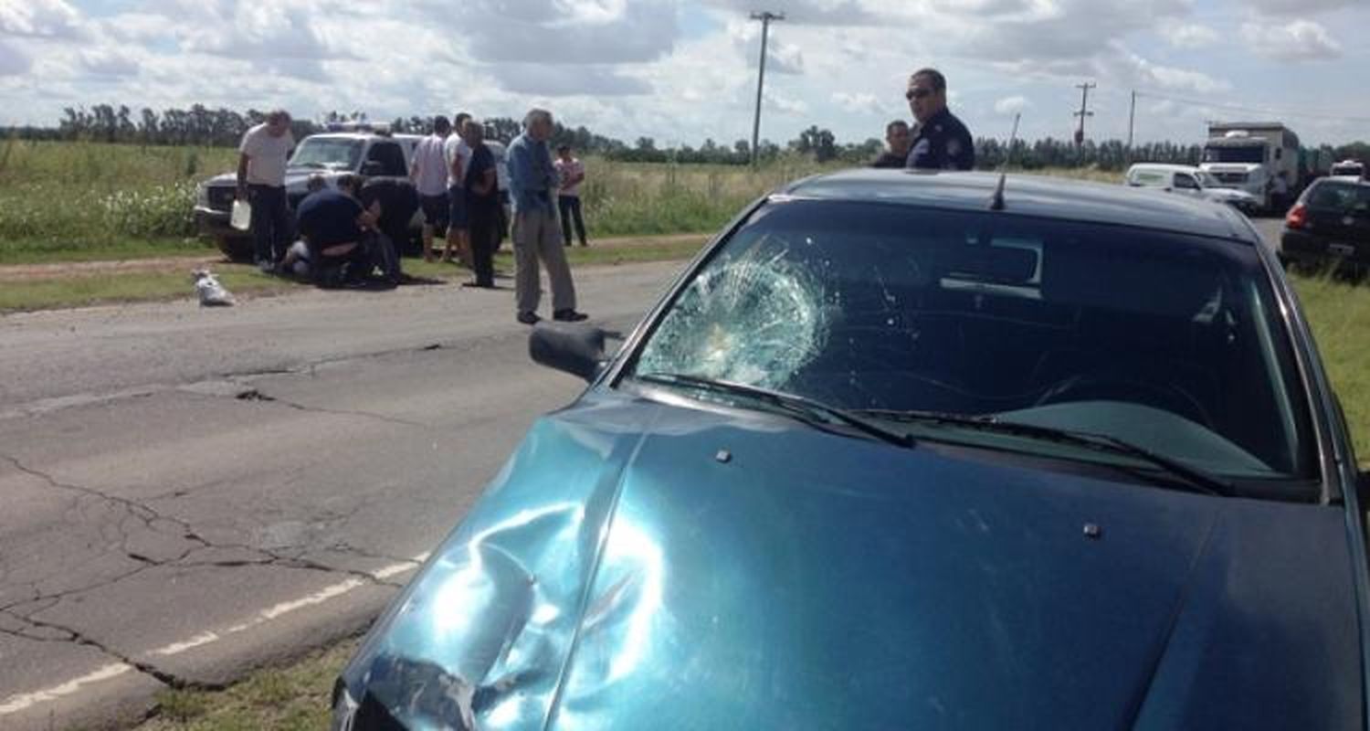 Mujer grave tras choque entre moto y auto en Ruta 1001