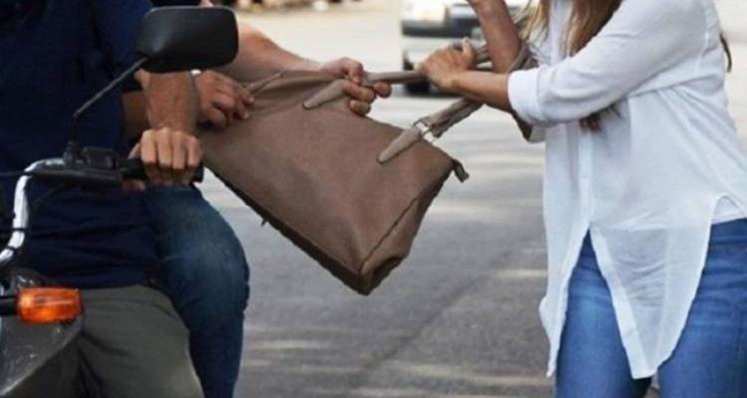 Motochorros arrebataron la cartera a una ciclista y la tiraron al piso