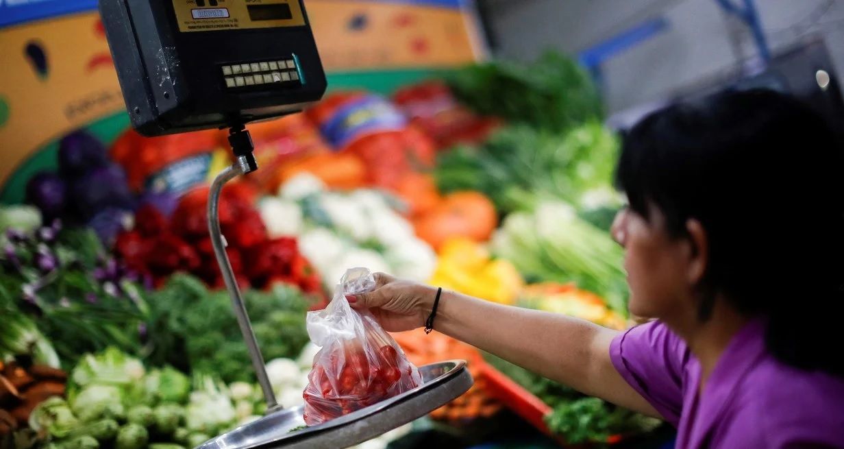 En febrero de 2025, una familia tipo requirió $1.057.923 para no ser considerada pobre y $468.107 para no ser considerada indigente.
