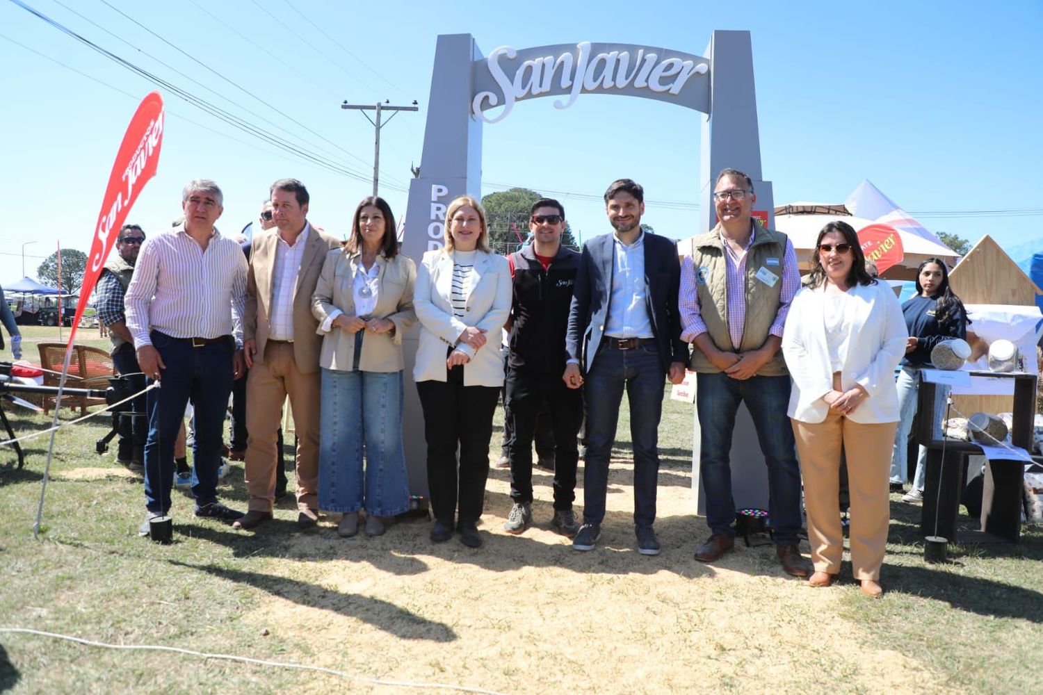 Pullaro, acompañado de funcionarios, legisladores y autoridades locales, durante la apertura de la muestra.