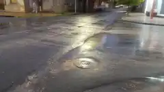 Queja de vecinos de Alsina y Pellegrini: “Otra vez todo inundado y rebalsado de caca”