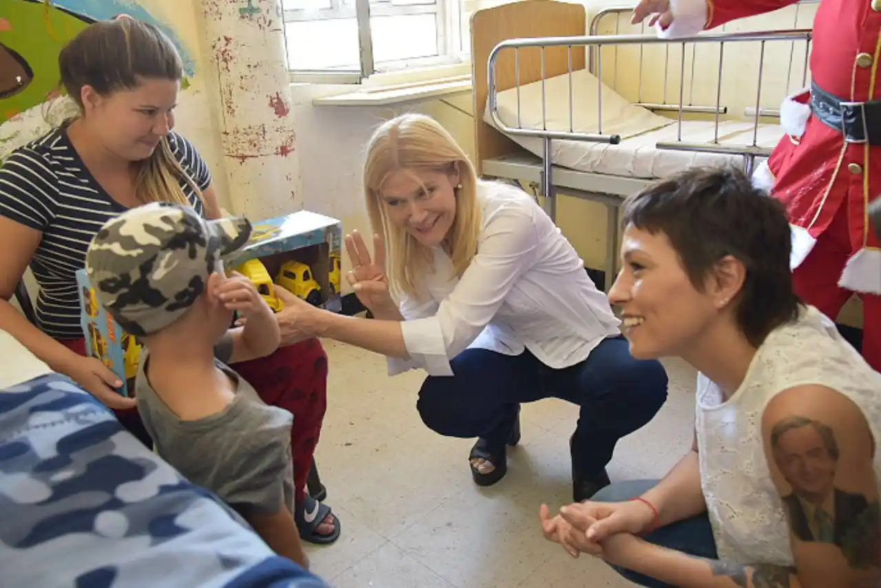 Navidad en Quilmes: Magario y la intendenta Mendoza repartieron regalos en hospital