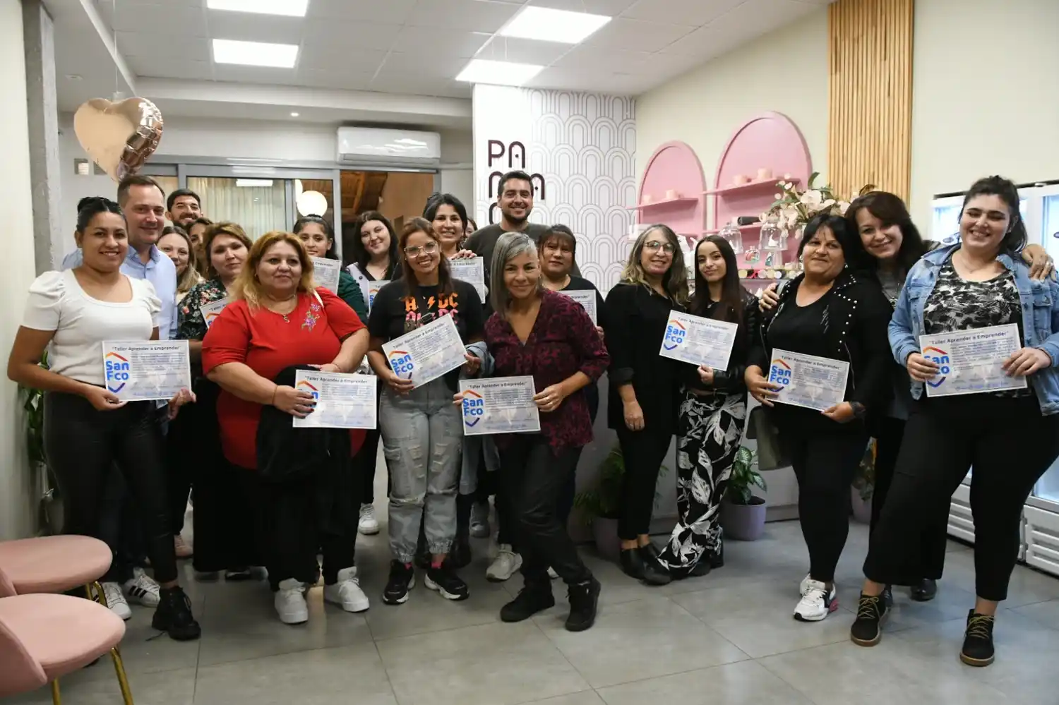 Catorce mujeres completaron la capacitación municipal Aprender a emprender