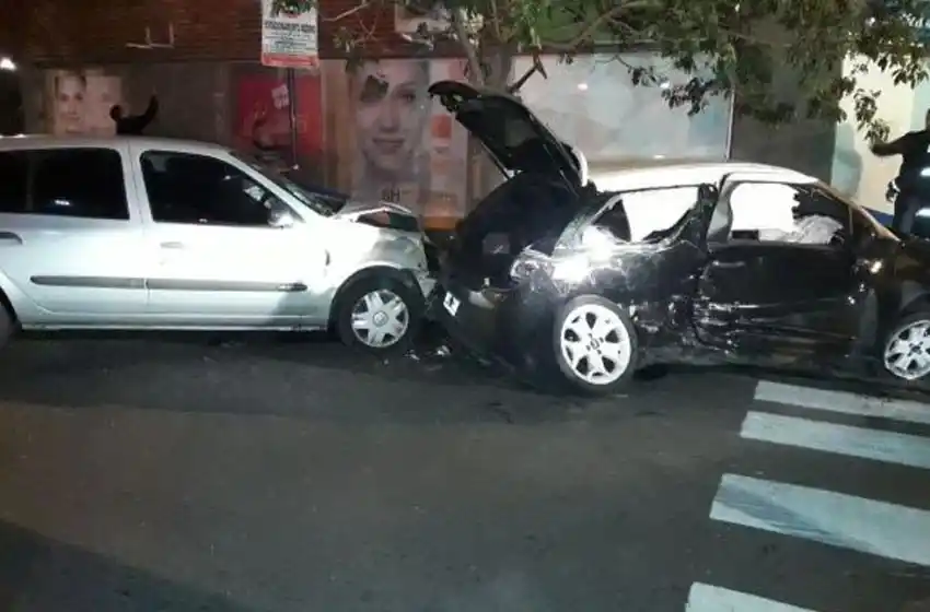 Centro rosarino: Chocó contra 8 autos y quiso escapar