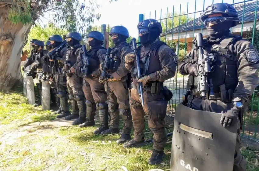 Atacó a un hombre con un escombro y disparó al aire con un arma de guerra