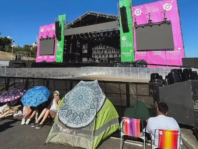 Furor por Lali Espósito en Paraná: fanáticos acampan desde temprano frente al escenario