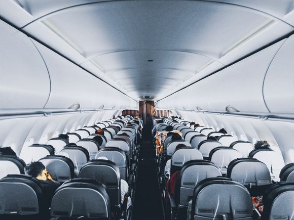 Afganistán: los talibanes prohíben a las mujeres viajar en avión sin estar acompañadas por un hombre