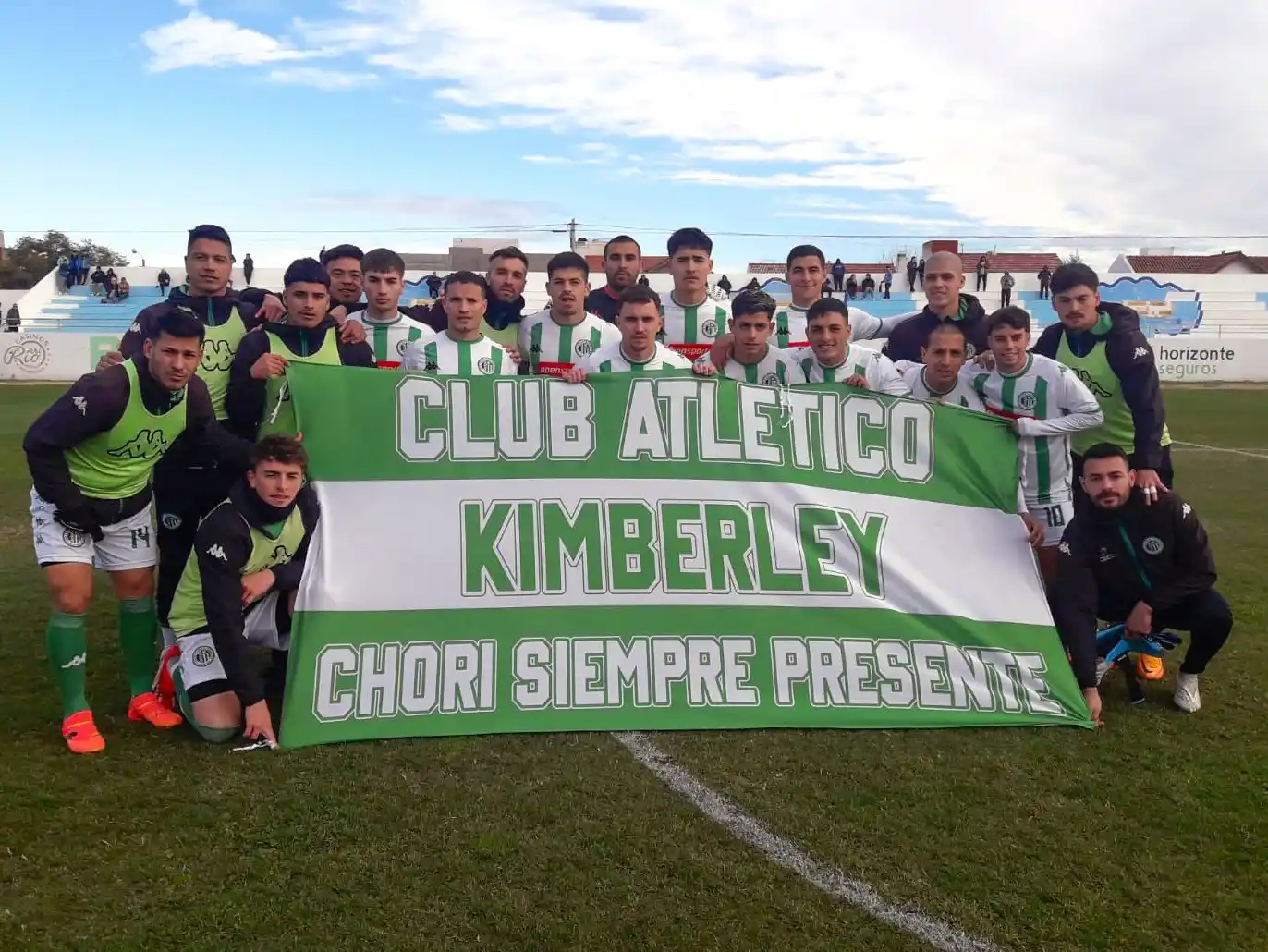El plantel de Kimberley recordando a Ariel Zariello en el sur. (Foto Prensa Kimberley)