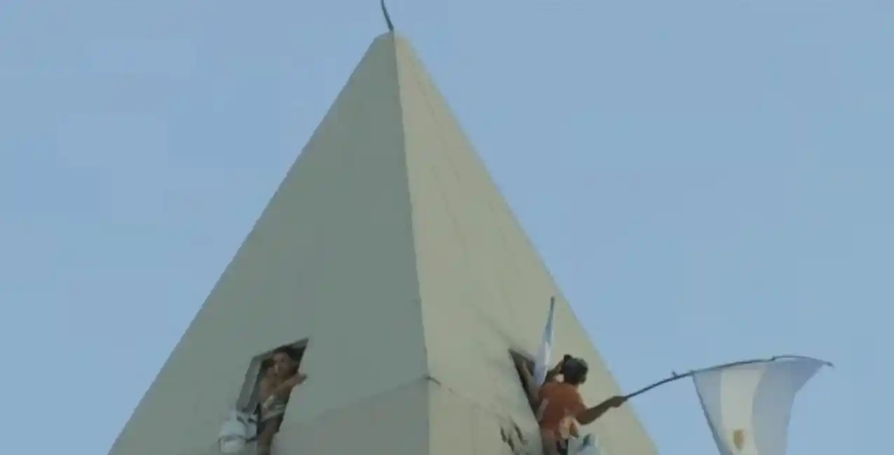 Insólito: hinchas se subieron a la cima del Obelisco a la espera de la Selección