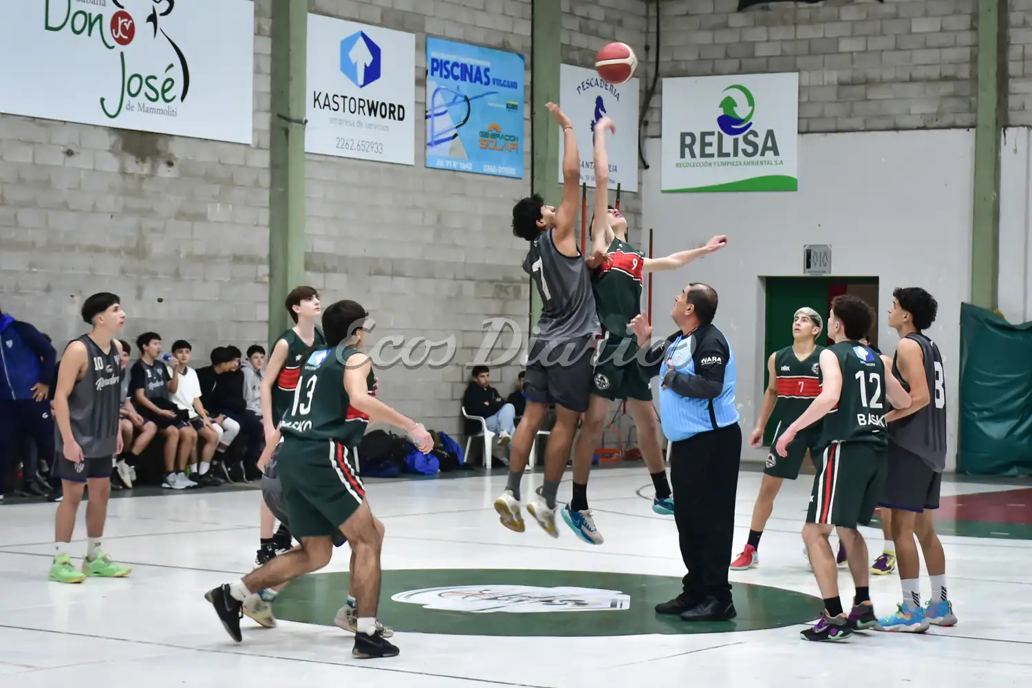 Salto inicial. De la final U17 entre Basko y Rivadavia