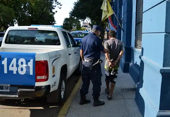 Robo en Camino de la Costa: descartó un GPS cuando vio a la Policía 