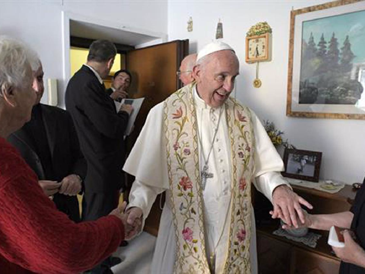 Sorpresivo "timbreo" de Francisco en las afueras de Roma