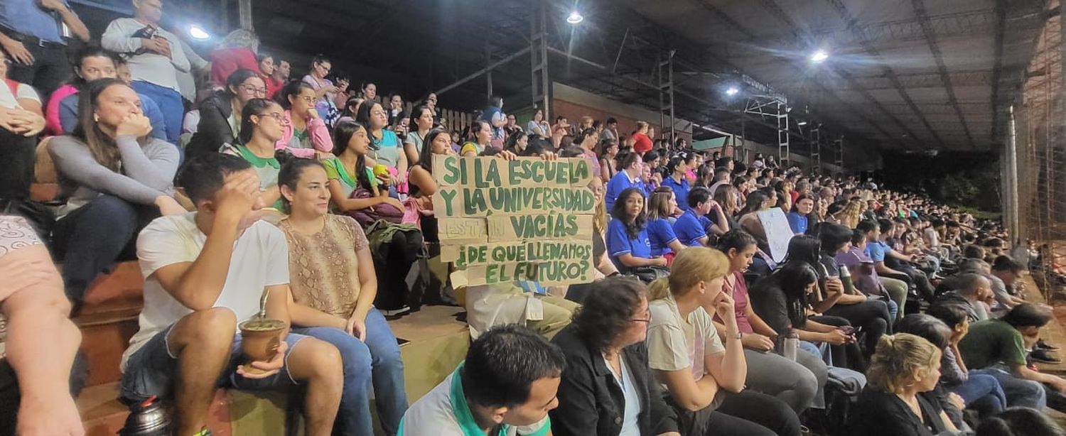 Cientos de docentes participaron de la asamblea