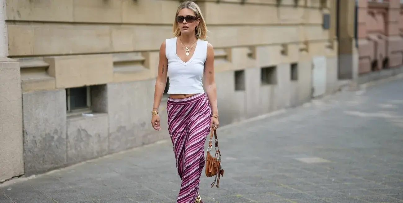 Los complementos permiten transformar un look sin sumar nuevas prendas.