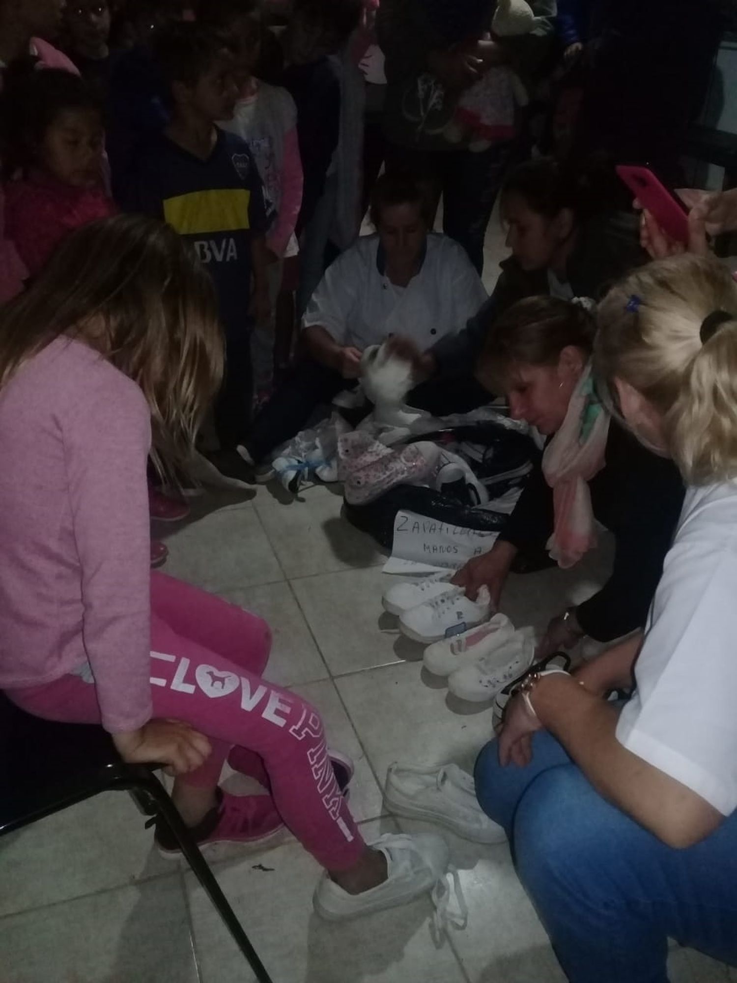 Regalan 300 pares de zapatillas a los chicos de los barrios más carenciados