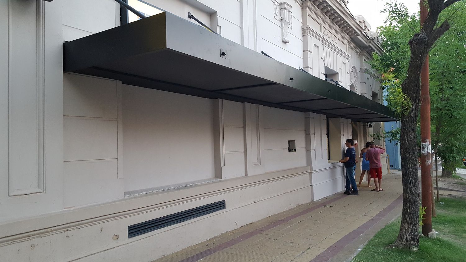 A 14 meses del pedido realizado por usuarios, el Banco de Entre Ríos amplió el alero para resguardo del público