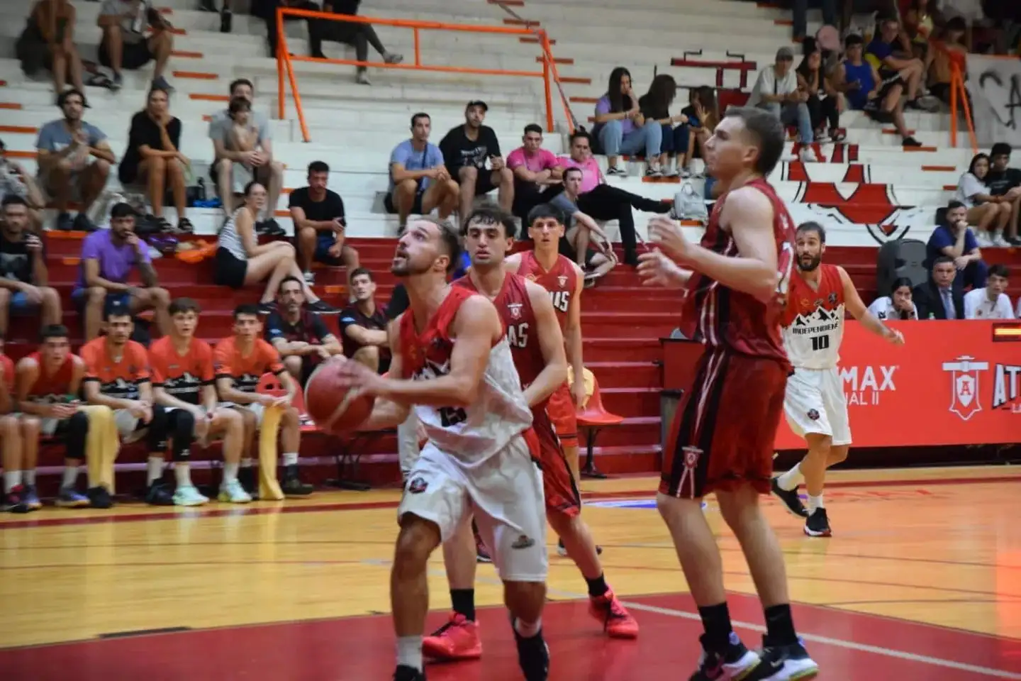 Federico San Martín, en la derrota del domingo ante Atenas. (Foto de prensa de Atenas).