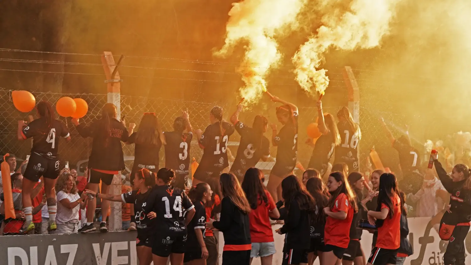 Festejo "Naranja": las imágenes de Villa Díaz Vélez campeón
