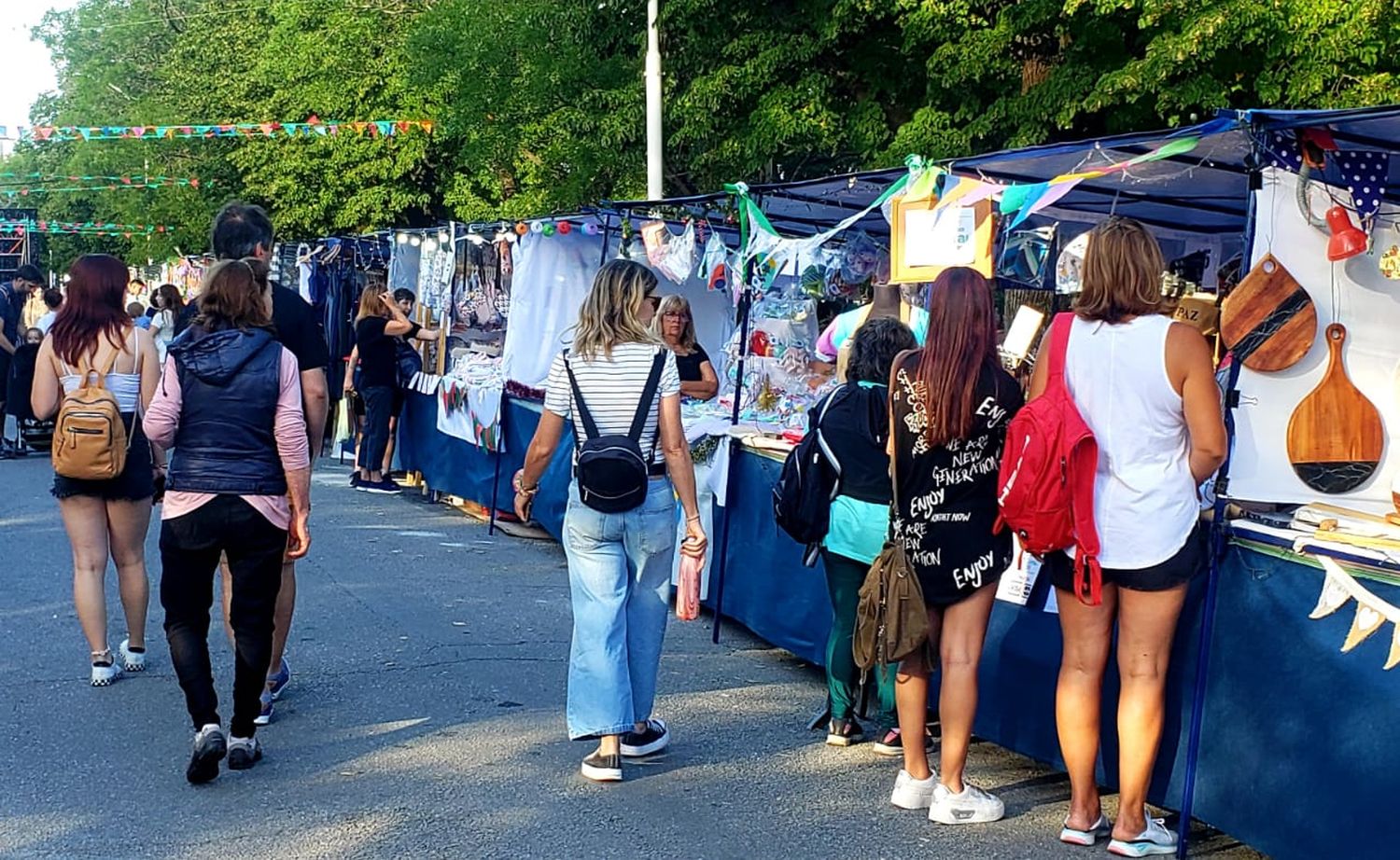 Con más de 200 puestos instalados, la ciudad disfruta del primer Mercado Navideño en la Diagonal Illia