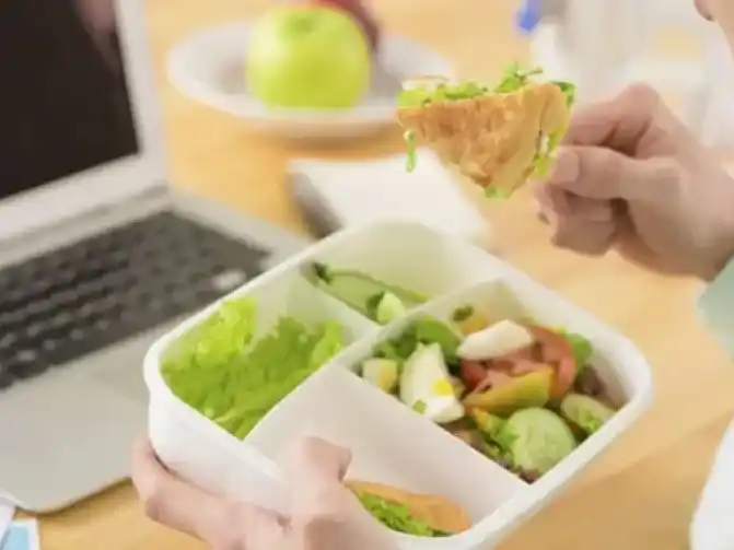 Estadísticas muestran que empieza a "saltearse" la aimentación adecuada en el ámbito laboral. Foto ilustrativa